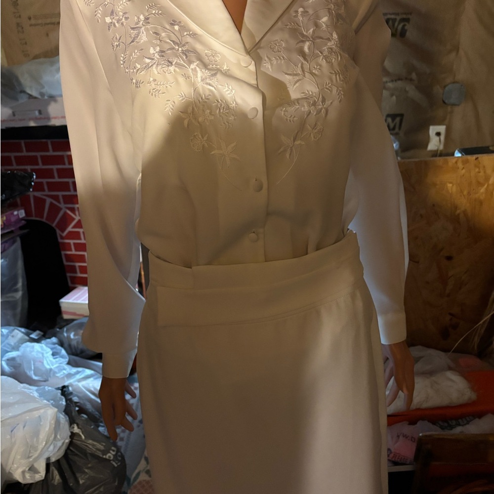 Ladies Christie & Jill Elegant White Embroidered Blouse Size 8